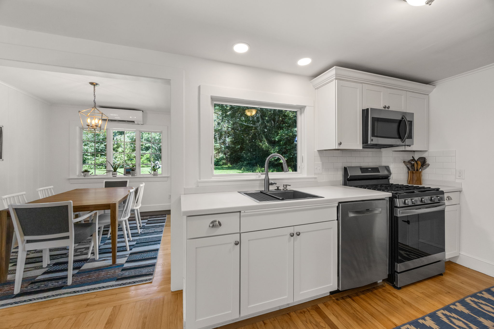 23-27 Swift Avenue — interior 1