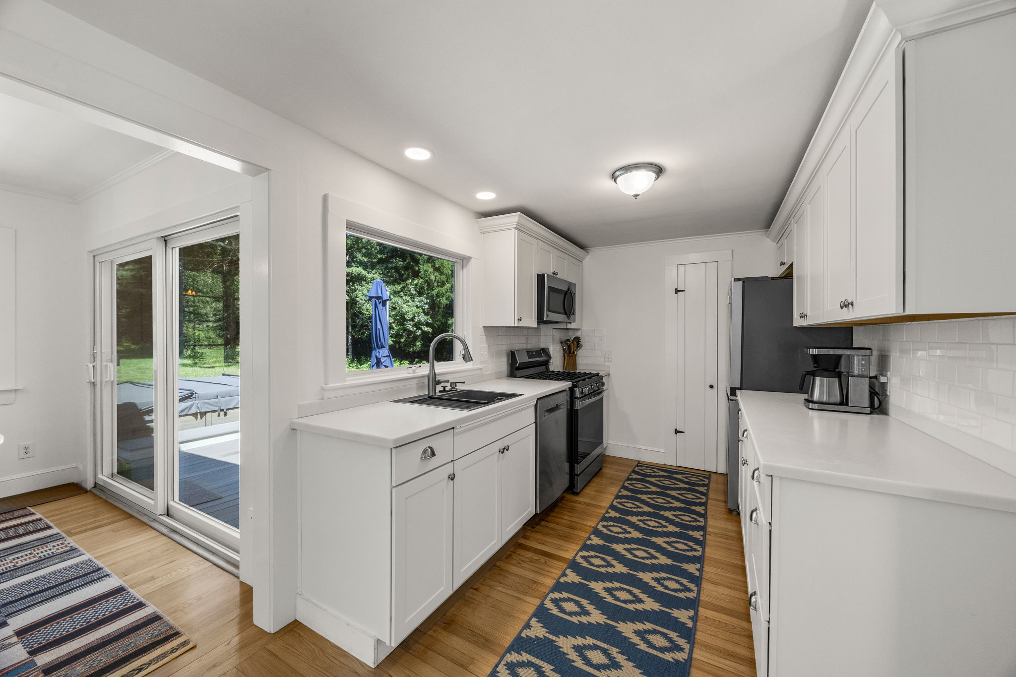 23-27 Swift Avenue — interior 4